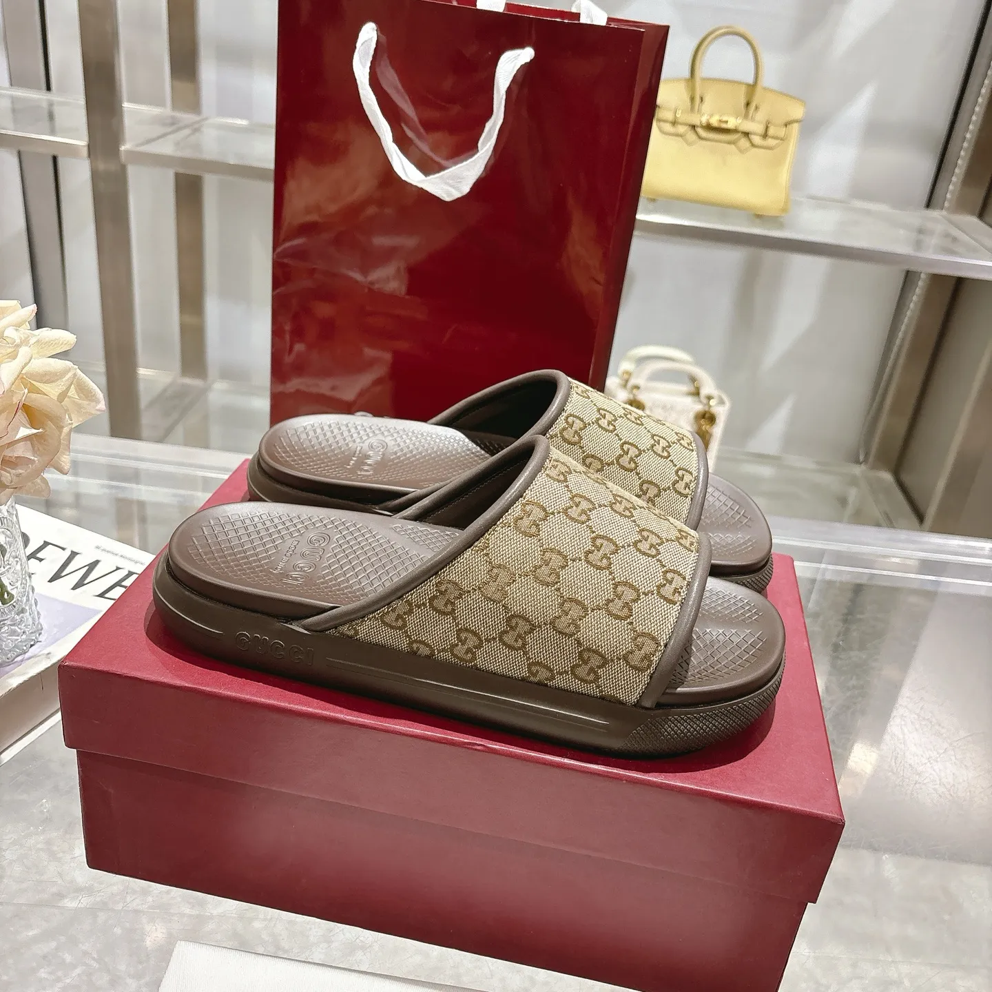 p400🐮🐮New summer men's slip-on slippers. Inspired by the summer spirit and beach clubs of the Italian coast, this piece is part of Gucci Lido. The Pre-Fall collection reinterprets the brand's signature elements and sophisticated patterns in a contemporary way. Made from black rubber, these flat sandals feature a slip-on design that reinterprets the brand's distinctive green and red web design. GG Classic Upper Men's Molded Rubber Footbed Gucci Logo Flat Made in Italy Size: Men's 40 to 47,